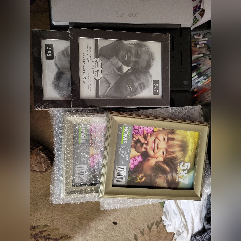 3/20$*5x7 Picture Frame Set in Black and Gold